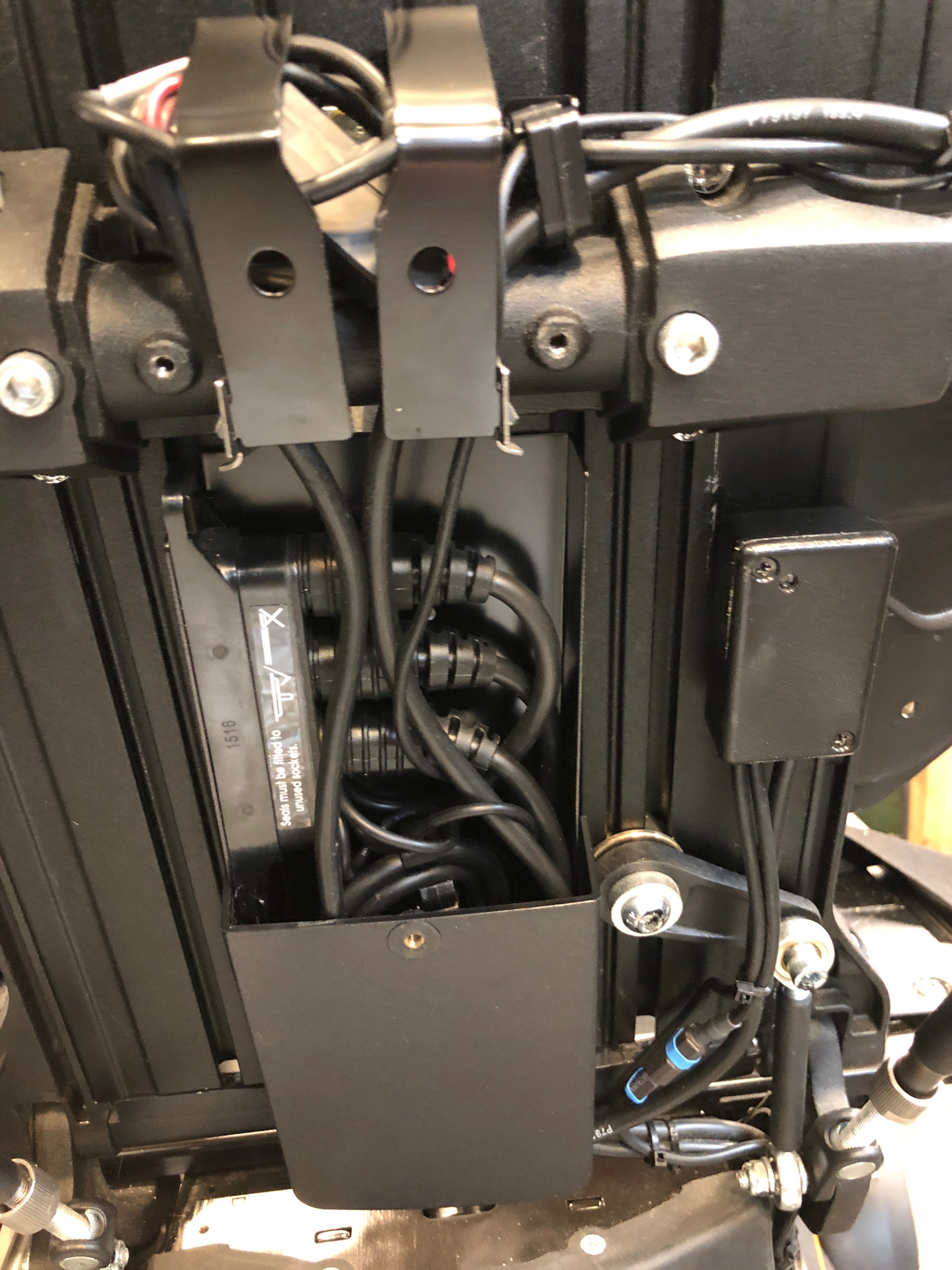 A Typical R-Net Adapter Mounting and Hub Interface